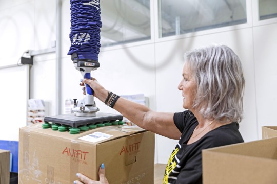 Die intuitive Einhandbedienung sorgt für ein schnelles Verladen der Kartons.