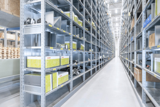 Das mit Fachböden ausgestatte Schmalganglager nutzt den vertikalen Raum optimal. (Bildquelle: SSI Schäfer)