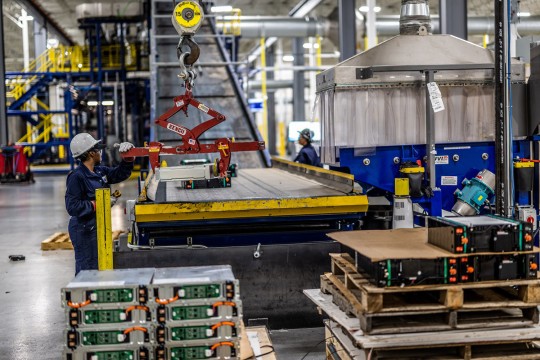 Im Recyclingwerk von Li-Cycle werden die Lithium-Ionen-Batterie-Module von Still sortiert, bevor sie in die Zerkleinerungsanlage transportiert werden. (Bildquelle: Li-Cycle/Kion Group AG)