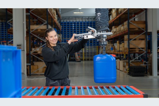 Ergonomisches Lastenhandling: Der „lightLIFT“ bewegt Kanister bis 65 Kilogramm sicher per intuitiver Zweihandbedienung. (Bildquelle: Timmer GmbH)