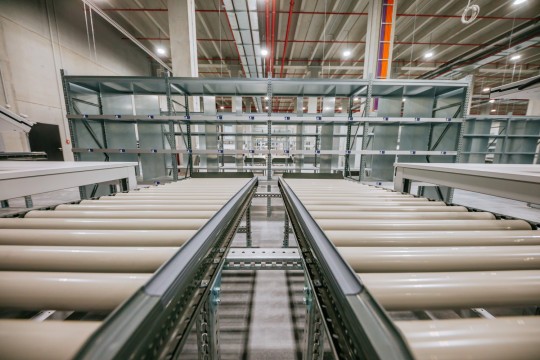 In Sachsenheim ist ein prozessoptimiertes Multi-Channel-Lager entstanden. Bild: T. Niedermüller/Breuninger