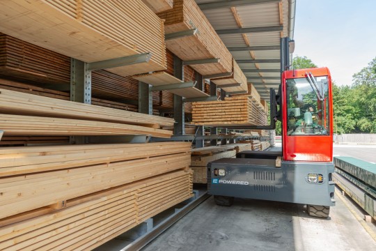 Die elf Seitenhubstapler bei Wallner wurden speziell auf die Bedürfnisse des Holzgroßhändlers angepasst. (Bildquelle Fronius International)