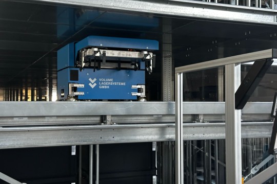 Bei der Lösung handelt es sich um ein patentiertes Robotik-gestütztes automatisches Behälterlager und Kommissioniersystem für Standard-Eurobehälter und Getränkekisten. (Quelle: Volume Lagertechnik)