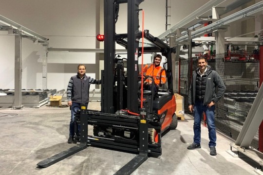 Bildunterschrift: In der neuen Produktionshalle, die Erform 2021 gebaut hat, nahmen technischer Leiter Hans Meier (v.l.) und Florian Bubl, zuständig für die Planung und Optimierung, den Linde-Roadster-Elektrostapler von Jörg Nierer, Beutlhauser-Verkaufsberater im Außendienst, entgegen.