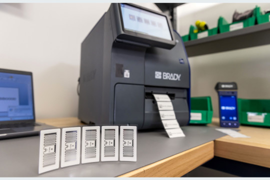 Der „BradyPrinter i7500 RFID“ verarbeitet UHF-RFID-Etiketten für unterschiedliche Materialien und Anwendungen. (Quelle: Brady Corporation)