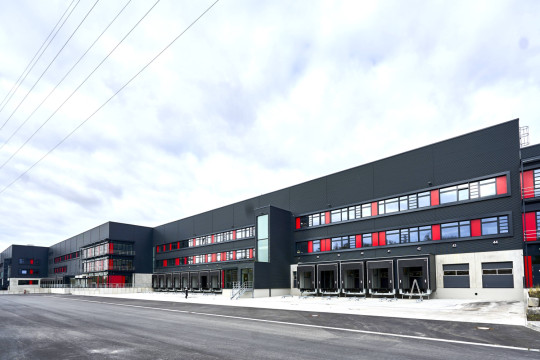 Aus dem neuen XXL-Logistikzentrum wird führende Ersatzteil-Anbieter künftig rund 45.000 verschiedene Artikeltypen in mehr als 170 Länder auf der ganzen Welt verschicken.