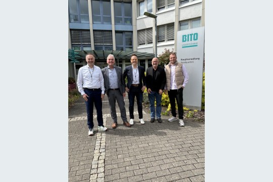 Die Partner bei der Vertragsunterzeichnung am Bito-Hauptsitz in Meisenheim (v.l.n.r): Peter Schmallegger (Head of Global Sales and Marketing PDi Digital), Winfried Schmuck (CEO Bito-Lagertechnik), Thomas Mayr (CEO LNConsult), Michael Moosburger (SEVP - CEO PDi Digital & Co-CEO Vusion Group GmbH, Christian Mohr (Produktmanagement und Business Development Bito-Lagertechnik) (Bildquelle: Bito-Lagertechnik/LNConsult)