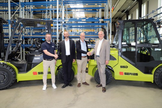v. l. n. r.: Marcin Proszowski, Regional Manager, Clark Europe, Jan David, General Manager, Zeppelin Polska, Stefan Budweit, President & CEO Clark Europe und Jan Gruenwald, CEO, Zeppelin Polska (Bildquelle: Clark Europe GmbH)