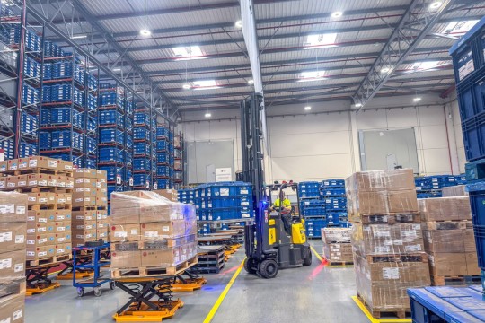 Die Schmalganglösung von Combilift erhöhte die Lagerkapazität bei ITW España um 34 Prozent. (Bildquelle: Combilift)