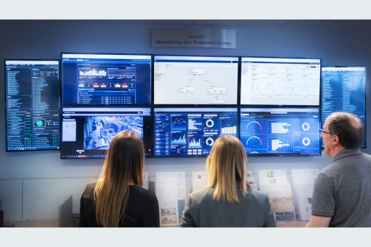Dematic präsentiert mit dem „Dematic Command Center“ eine herstellerunabhängige, zentralisierte Intelligenzplattform für den Lagerbetrieb. (Bildquelle: Dematic)