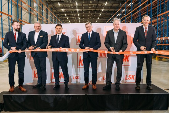1, v.l.n.r.: Michał Majewski, Direktor Investitionsabteilung, CLIP Logistyka Sp. z o.o, Wojciech Staniszewski, Chairman of the Board Clip Group / Präsident von Vorstand Clip Group, Ralf Jakubiak, Standortleitung LSK, Marian Szkudlarek, Stadt und Gemeinde Bürgermeister Swarzędz, Udo Rogowsky (Geschäftsführung KiK Logistik GmbH), Michael Frölich (Geschäftsführung KiK Logistik GmbH) (Bildquelle: EPG)