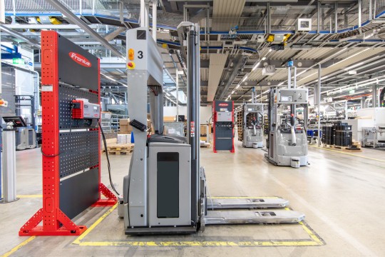 Fronius Perfect Charging bietet Herstellern von AGVs eine zuverlässige und sichere Ladelösung, die mit einer individuellen Ladekennlinie eine durchgehend hohe Systemverfügbarkeit ermöglicht. Bildquelle: Fronius International GmbH
