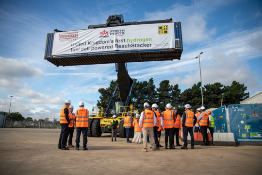 The Hyster reach stacker is equipped with a fuel cell engine with an output of 60 kilowatts and a lithium-ion battery with a capacity of 130 kilowatt-hours. (Source: Hyster)