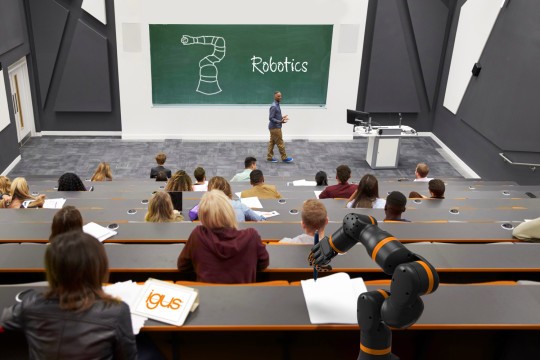 Mit seinem Robotik-Bildungsangebot möchte Igus Automatisierungsexperten von morgen fördern. Junge Talente wie die Studierenden der TH Nürnberg nutzen Industrie-Robotik von Igus zu Bildungspreisen und können ihr Fachwissen bei einem Besuch in Köln vertiefen. (Bildquelle: Igus)