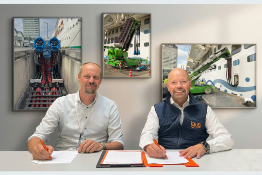 Jan Krott (links) und Michael Blass (rechts) bei der Vertragsunterzeichnung zur Übernahme der Krott Electronic GmbH durch Igus. Durch die Bündelung der Kompetenzen soll das Angebot an individuellen Systemlösungen weiter ausgebaut werden. (Bildquelle: Igus SE & Co. KG)