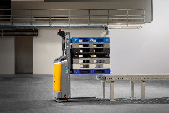 Mit dem EAC 212a erweitert Jungheinrich sein Angebot autonomer mobiler Roboter um ein Fahrzeug für Palettentransporte mit integrierter Hubfunktion. (Quelle: Jungheinrich)