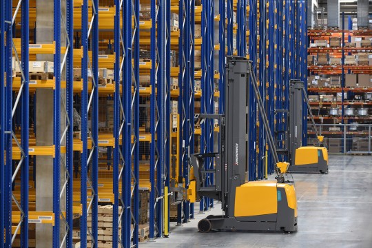 Die Mobile Robots vom Typ EKX 516a wurden speziell für automatisierte Schmalganganwendungen und den Einsatz im Hochregallager entwickelt. (Quelle: Jungheinrich)