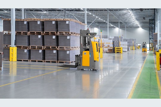 Kern der Lösung sind zwei Mobile Robots vom Typ EKS 215a, ergänzt durch weitere Jungheinrich-Flurförderzeuge mit Lithium-Ionen-Batterien. (Quelle: Jungheinrich)