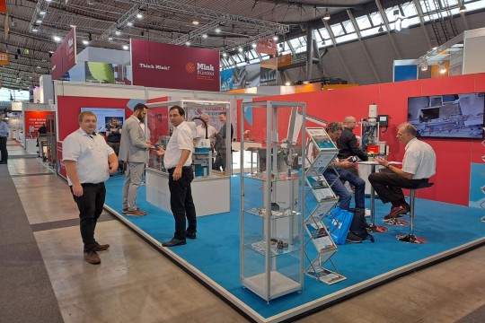 Auf der Motek 2026 in Stuttgart verbinden die Teams von Köberlein Technologies und Köberlein Solutions klassische Zuführtechnologien mit modernen Automatisierungskonzepten. Im Mittelpunkt stehen dabei Anwendungen, die unterschiedliche Komponentenhandling-Aufgaben in Serienprozessen abbilden sowie eine Studie zum Thema Roboterunterstützung in der Medizintechnik. (Bildquelle: Köberlein Technologies)