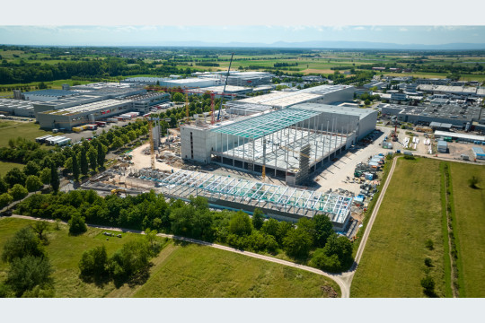 Das neue Logistikzentrum ergänzt die bestehende Anlage von Printus in Offenburg um rund 53.000 Quadratmeter Logistikfläche. (Bildquelle: Printus GmbH)