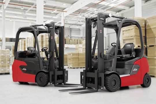 Bei den neuen Elektrogegengewichtsstaplern „Linde Ei“ im Traglastbereich von 1,4 bis 2,0 Tonnen profitieren die Fahrer von den Vorzügen der integrierten Lithium-Ionen-Batterie wie dem größeren Fußraum und der niedrigeren, breiten Trittstufe. (Bildquelle: Linde Material Handling GmbH)