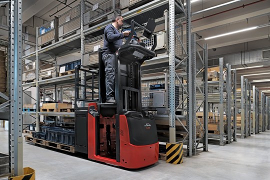 Die neuen Linde Horizontal-Kommissionierer sind standardmäßig für das Picken auf Bodenebene konzipiert. Dank diverser Ausstattungsoptionen erreichen die Picker aber Waren bis zu einer Greifhöhe von 2,8 Metern. (Quelle: Linde Material Handling GmbH)