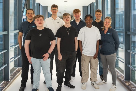 Vier Auszubildende haben am 3. August 2026 ihre Ausbildung beim Grevener Softwarespezialisten LIS begonnen. (Bildquelle: LIS GmbH)