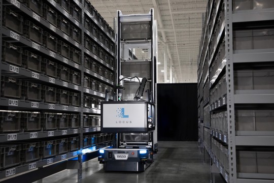 Locus Array auf dem Weg durch ein Lagerhaus. (Bildquelle: Locus Robotics)