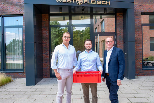 Freuen sich auf die nächsten Schritte (v.l.n.r.): Robert W. Friemel, Senior Manager Unternehmensentwicklung bei Westfleisch, Fabian Bahnsen, Head of Sales bei Loopario, und Christian Neekamp, Geschäftsführer von Wetralog, treiben die Digitalisierung des Ladungsträgermanagements gemeinsam voran. (Bildquelle: Loopario)