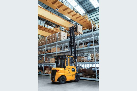 Alle Hyundai-Staplerhändler vertreiben auch die Dieselstapler der 9V-Serie – hier der 2,5-Tonner mit Triplexmast und Vollkabine. (Bildquelle: Hyundai)