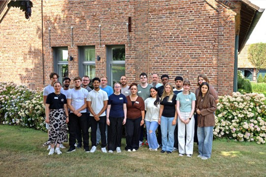 Die Nosta Group begrüßte am 3. August 17 Nachwuchskräfte im Rahmen eines vielfältigen Onboarding-Programms, vervollständigt wird der Jahrgang mit einem weiteren Auszubildenden am 1. September. (Bildquelle: Nosta Group)