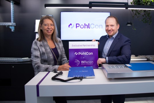 Pohlcon-Geschäftsführerin Daniela Veigt und Julian Seume CSO und CMO bei Wiferion unterzeichneten einen exklusiven Kooperationsvertrag auf der light+building.