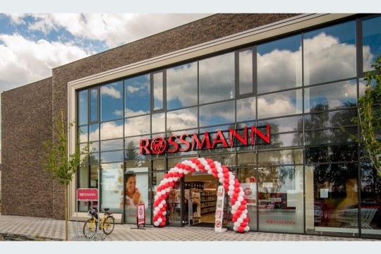 Auch für den stationären Handel von Rossmann soll das neue Distributionszentrum den Service übernehmen. (Quelle: Rossmann, spol. s r. o.)