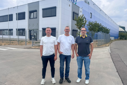 Führen Schneider Logistik in die Zukunft (v. l.): Prokurist Sergius Steblau, Geschäftsführer Steffen Singer und Geschäftsführer Markus Schneider. (Bildquelle: Sandra Grimm/Alfred Schuon Group)