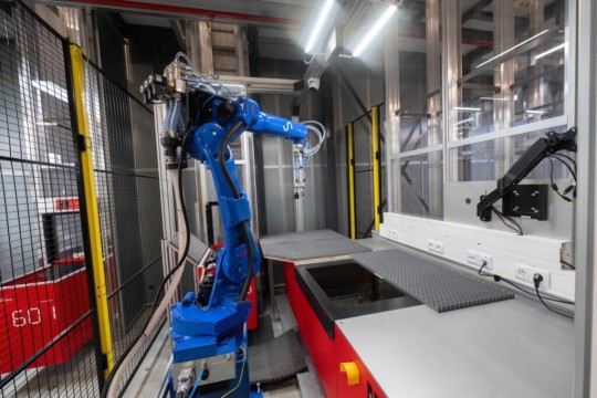 Skalierung statt Pilotprojekt: Der KI-gesteuerte Kommissionierroboter von Sereact im Gurkerl-Logistikzentrum in Wien ist Teil eines DACH-weiten Rollouts der Rohlik Group mit 24 Robotern im ersten Schritt. (Bildquelle: Sereact)