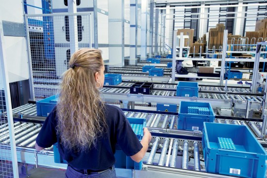 Intelligente Sensorik und KI-Technologien von Sick unterstützen digitale und sichere Materialflüsse in der Intralogistik. | Bild: Sick