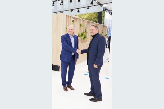 Dr. Martin Schenk, Senior Vice President Product Management Sick (rechts) und MVTec-Geschäftsführer Dr. Olaf Munkelt nach der Vertragsunterzeichnung auf der SPS-Messe in Nürnberg.