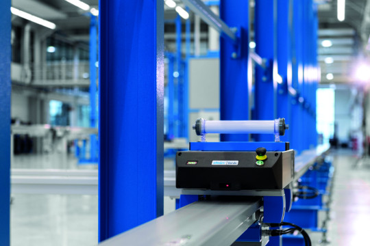 Das batteriebetriebene „Stein link“-Shuttle transportiert einen Dialysefilter auf dem Aluminium-Streckenprofil. (Bildquelle: Stein Automation)