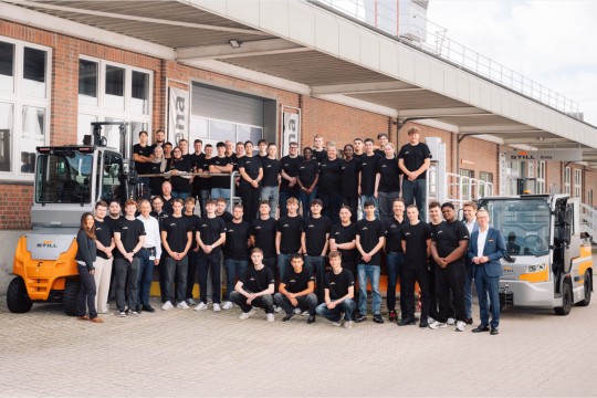 58 junge Erwachsene haben am 1.9.2026 ihre Ausbildung oder ihr duales Studium bei Still begonnen. Beim traditionellen „Welcome Day“ in der Hamburger Unternehmenszentralen wurden sie herzlich begrüßt und in der STILL Familie willkommen geheißen. (Bildquelle: Still)