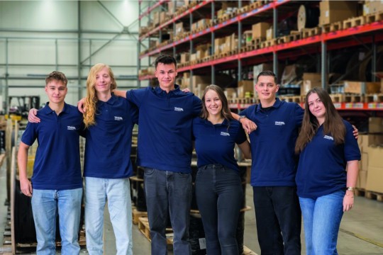 Der Wettbewerb um qualifizierte Nachwuchskräfte wird für Industrieunternehmen zunehmend zur strategischen Herausforderung. TKD Kabel begegnet diesem Wandel mit einer Ausbildung, die früh Verantwortung überträgt, internationale Erfahrungen ermöglicht und gezielt persönliche Entwicklung fördert. (Bildquelle: TKD Kabel GmbH)