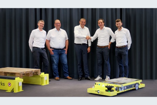 v.l.n.r.: Markus Bauer (COO bei Iealworks), Matthias Merz (Senior Director Software Solutions bei Linde Material Handling), Markus Schmermund (VP Product Management Automation & Intralogistics Solutions bei der Kion Group), Michael Schneider (CEO bei Idealworks) & Adrian Litterst (Senior Partner Manager bei Idealworks) ((Bildquelle: Idealworks))