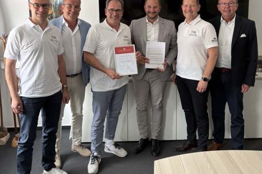 Vertragsunterzeichnung für die neue Vertriebspartnerschaft von Toyota Material Handling Deutschland und der GS-Gabelstapler Service GmbH (von links): Florian Hintze, Michael Stoessel, Torsten Franke, Jan Lorenz, Olaf Oppermann und Günter Simonis. (Bildquelle: Toyota Material Handling)
