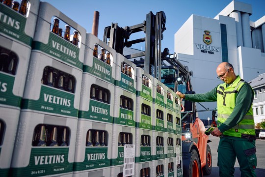 Im Logistikzentrum Grevenstein koordiniert das neue Leitsystem künftig sämtliche Prozesse vom Wareneingang über Lagerung und Abfüllung bis hin zur Verladung. (Quelle: C. & A. Veltins GmbH & Co. KG)