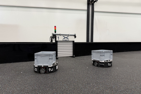  Grafik: M2X standardisiert die Kommunikation zwischen mobilen Robotern und ihrer Umgebung, etwa mit Aufzügen, Toren, Ladestationen, Lastübergabestationen und Signalanlagen. (Bildquelle: Sven Franke, TU Dortmund)