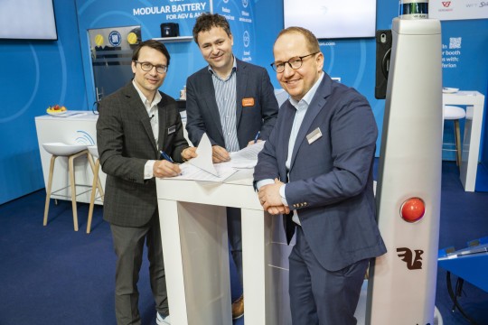 5 Unterzeichneten der Vertrag auf der Logimat: (v.l. Florian Reiners, CEO & Co-Founder Wiferion, Turgut Ulutürk, CEO Bottobo Robotics, Julian Seume, CSO Wiferion. (Bildquelle: Wiferion)