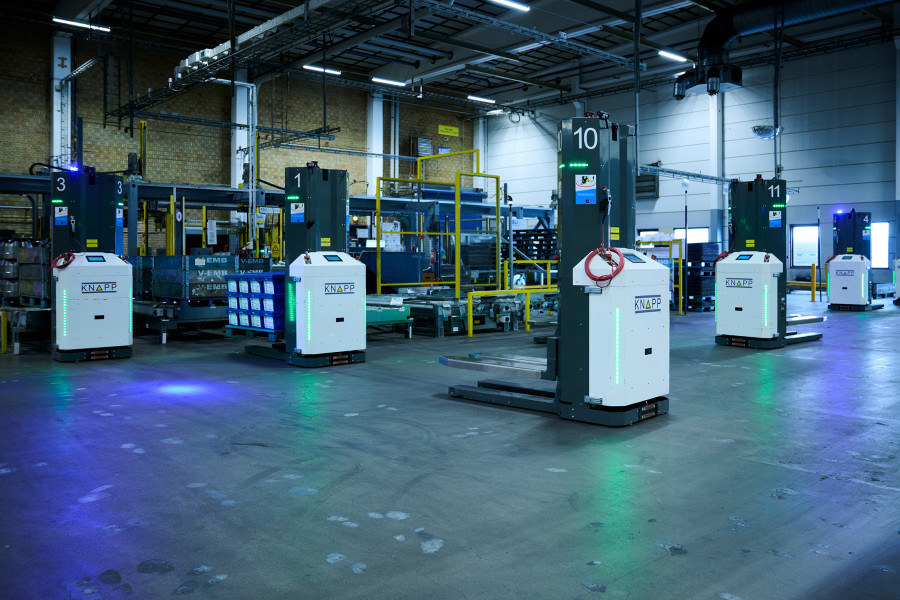 Für effiziente und flexible Palettentransporte setzt Cummins am Standort Lindesberg auf die autonomen mobilen Roboter „Open Shuttle Fork“ von Knapp. (Bildquelle: Knapp/Niederwieser)