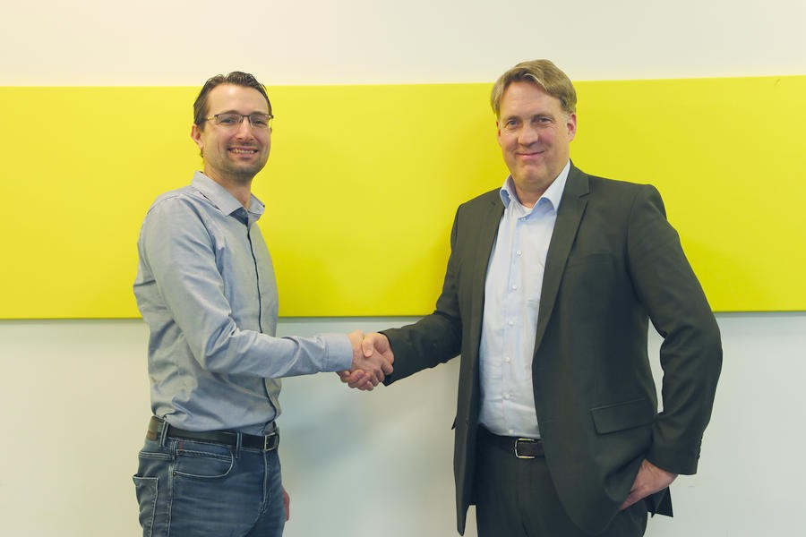 Max Kleine-Brockhoff, Sales Director Logistics Automation Kratzer Automation und Peter Puchwein, Director Product Development Knapp AG, besiegeln die strategische Partnerschaft der beiden Unternehmen.