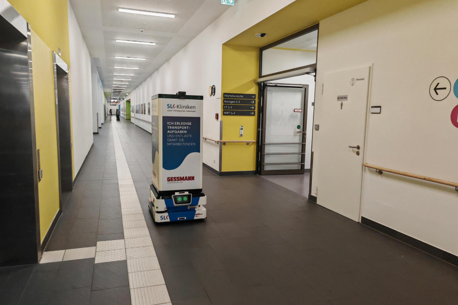 Der „GESSbot“ transportiert Medikamente autonom zwischen Zentralapotheke und Onkologie und unterstützt die innerklinische Logistik im laufenden Krankenhausbetrieb. (Bildquelle: Heilbronner Stimme/KI-bearbeitet: W. Gessmann GmbH)