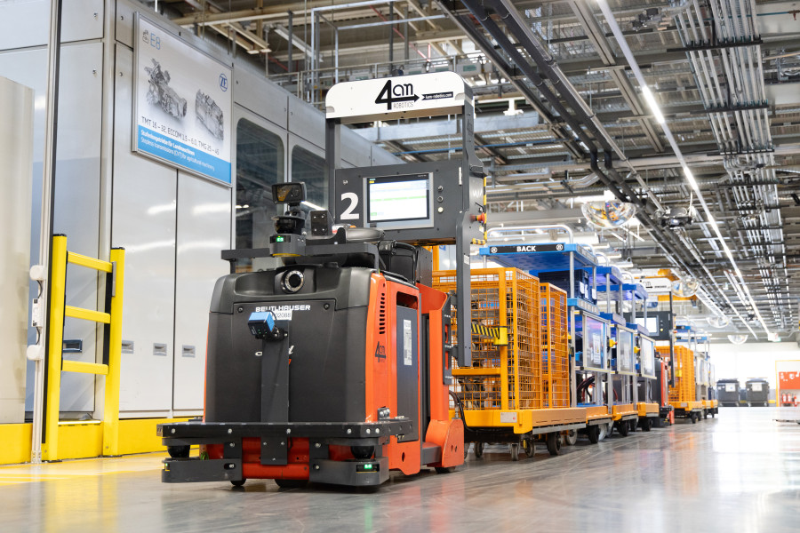 Die autonomen Routenzüge der Baureihe „ATi-M“ sind jeweils mit vier Anhängern ausgestattet und verkehren zwischen Wareneingang und Montagebereich. (Quelle: 4am Robotics)