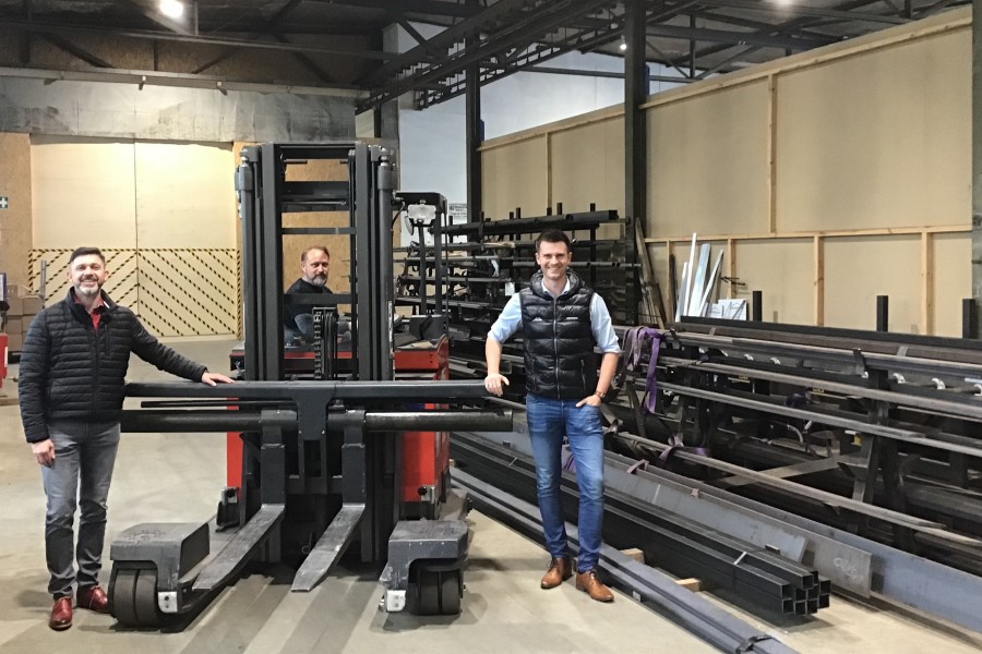Haben mit dem Vier-Wege-Stapler von Linde die ideale Lösung für die Lagerhalle gefunden (v. l.): Sascha Kübrich (technischer Leiter bei Fischer Hauser), Jürgen Feicht (Logistikleiter) und Andreas Bauriedl (Beutlhauser-Verkaufsberater)